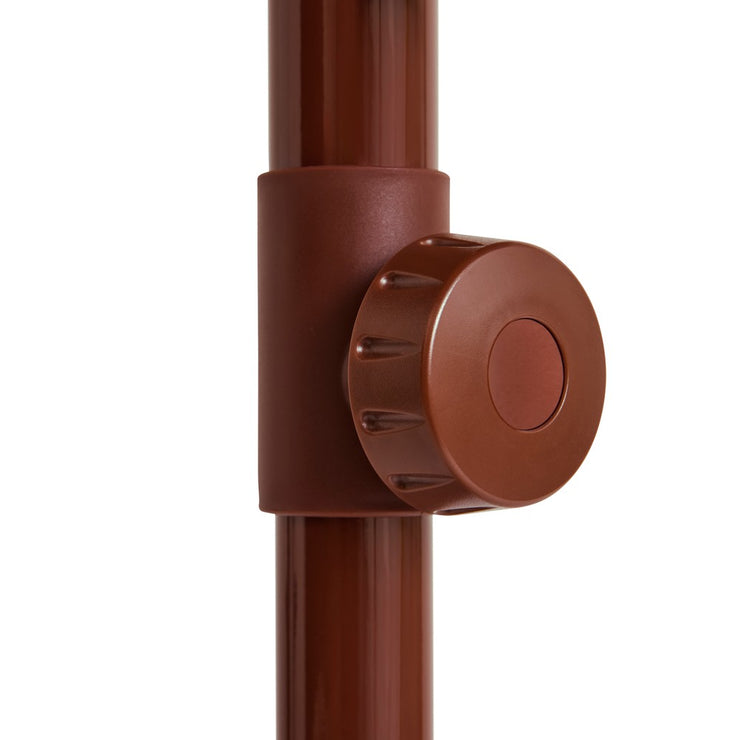 Parasollene Terrazza Parasol fra Hay kan høydejusteres og vinkles –  og er enkle å manøvrere. 