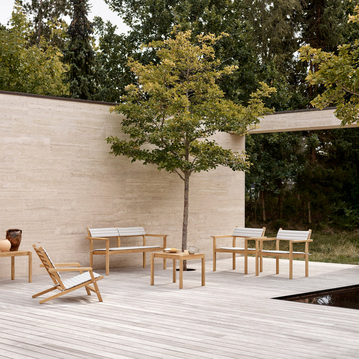 Utesofaen AH701 Outdoor Lounge Sofa og sidebordet AH911 Outdoor Side Table fra Carl Hansen & Søn.