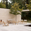 Utesofaen AH701 Outdoor Lounge Sofa og sidebordet AH911 Outdoor Side Table fra Carl Hansen & Søn.