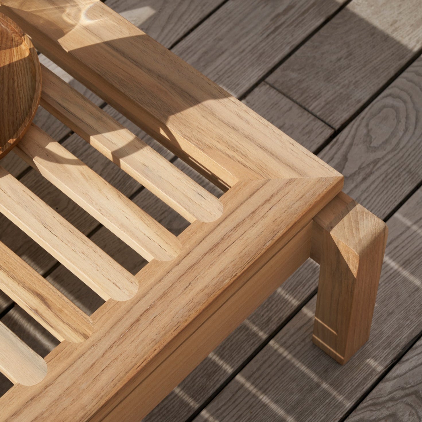 Teak er en slitesterk tresort som utvikler en vakker patina over tid. Solseng AH604 Outdoor Lounger og fotskammel AH604F Outdoor Lounger Footrest fra Carl Hansen & Søn.