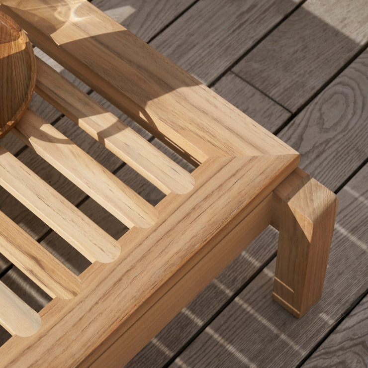 Teak er en slitesterk tresort som utvikler en vakker patina over tid. Solseng AH604 Outdoor Lounger og fotskammel AH604F Outdoor Lounger Footrest fra Carl Hansen & Søn.