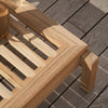 Teak er en slitesterk tresort som utvikler en vakker patina over tid. Solseng AH604 Outdoor Lounger og fotskammel AH604F Outdoor Lounger Footrest fra Carl Hansen & Søn.