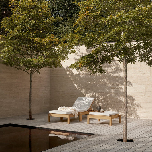 Solseng AH604 Outdoor Lounger og fotskammel AH604F Outdoor Lounger Footrest fra Carl Hansen & Søn.