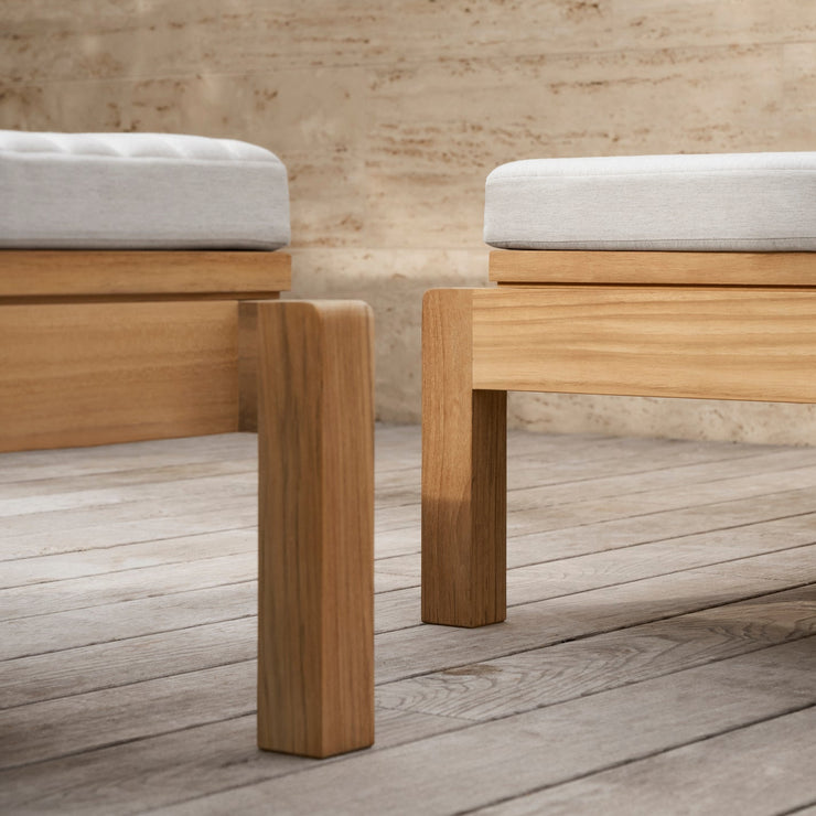 Solseng AH604 Outdoor Lounger og fotskammel AH604F Outdoor Lounger Footrest fra Carl Hansen & Søn.