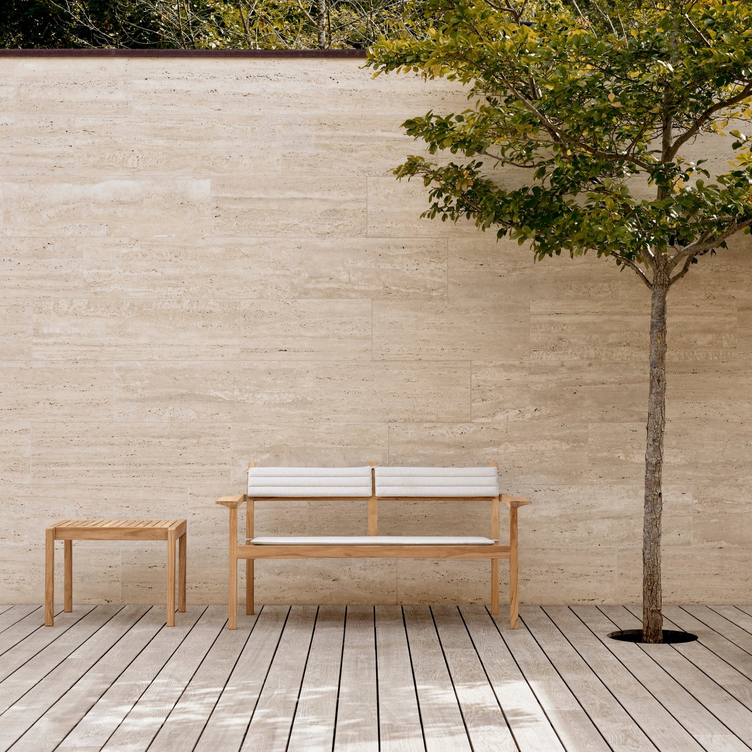 Utesofaen AH701 Outdoor Lounge Sofa og sidebordet AH911 Outdoor Side Table fra Carl Hansen & Søn.