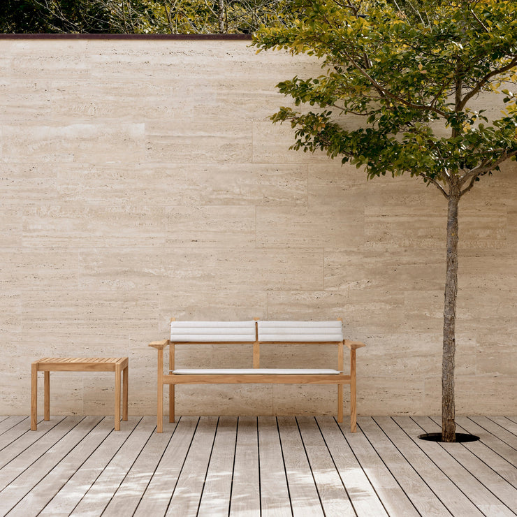 Utesofaen AH701 Outdoor Lounge Sofa og sidebordet AH911 Outdoor Side Table fra Carl Hansen & Søn.