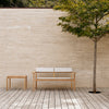 Utesofaen AH701 Outdoor Lounge Sofa og sidebordet AH911 Outdoor Side Table fra Carl Hansen & Søn.