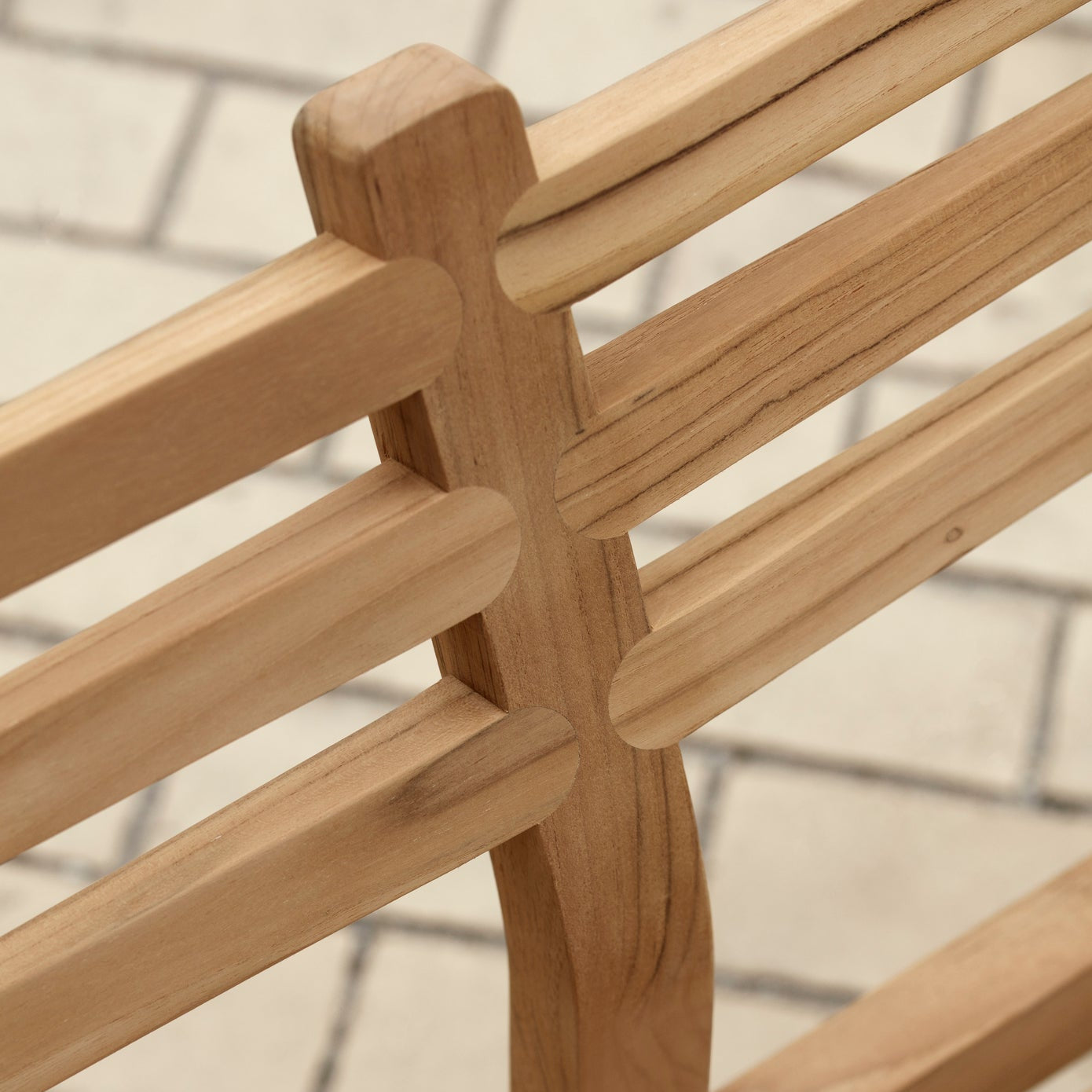 Utesofaen AH701 Outdoor Lounge Sofa fra Carl Hansen & Søn har et tidløst og luftig uttrykk med gjennomtenkte detaljer, noe som gjør den enkel å plassere og lett å kombinere med andre utemøbler.