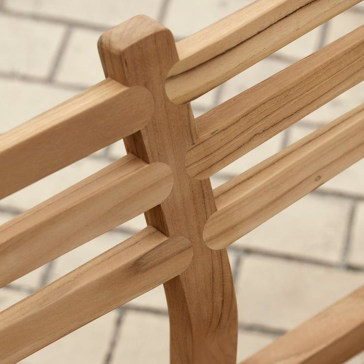 Utesofaen AH701 Outdoor Lounge Sofa fra Carl Hansen & Søn har et tidløst og luftig uttrykk med gjennomtenkte detaljer, noe som gjør den enkel å plassere og lett å kombinere med andre utemøbler.