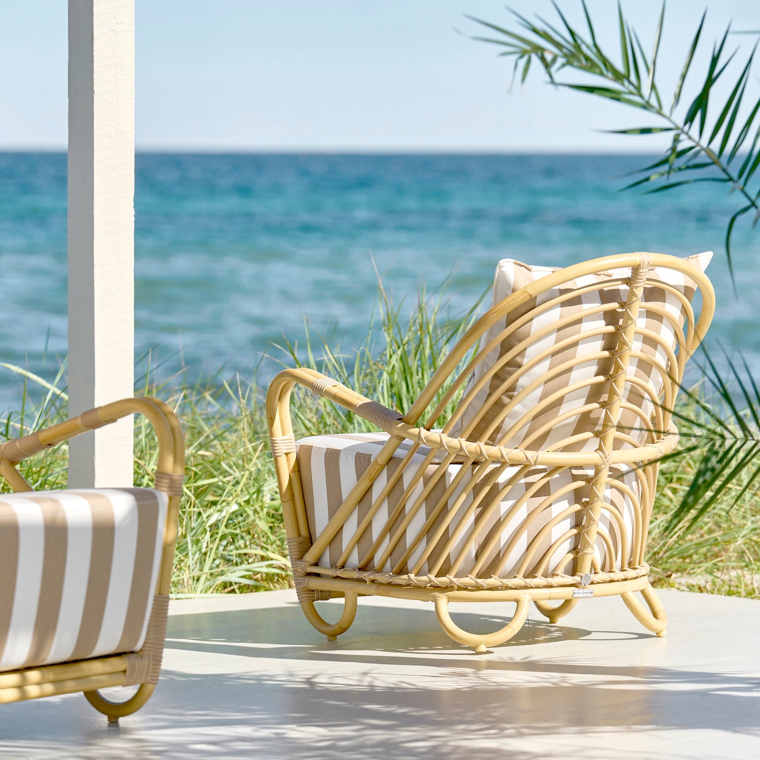 Utestol Charlottenborg Lounge Chair fra Sika Design med puter trukket i det stripete tekstilet Broad Striped | Beige – White