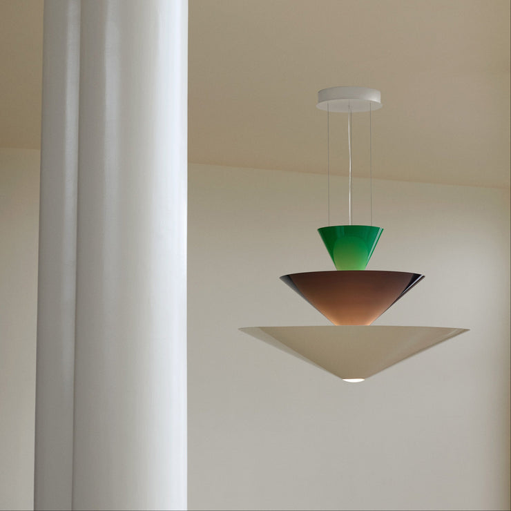 Det danske firmaet &tradition hedrer tidløs og klassisk design, samtidig som de ønsker nye, unge designere velkommen. Tidløshet, kunst, funksjon og form er en del av &traditions verdier, samtidig som de er med å skape spennende, moderne design som du kan ha med deg for alltid.