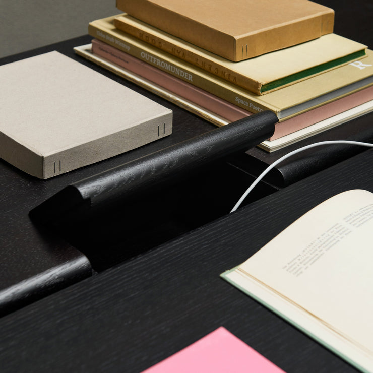 Spisebordet Ita OS1 og OS2 fra &tradition er designet av OEO Studio med hensikt å forene dansk og japansk designtradisjon. Navnet Ita betyr treplank på japansk, og serien er basert på den gamle håndverkstradisjonen miyadaiku, som går ut på å koble sammenføyningene uten behov for skruer.