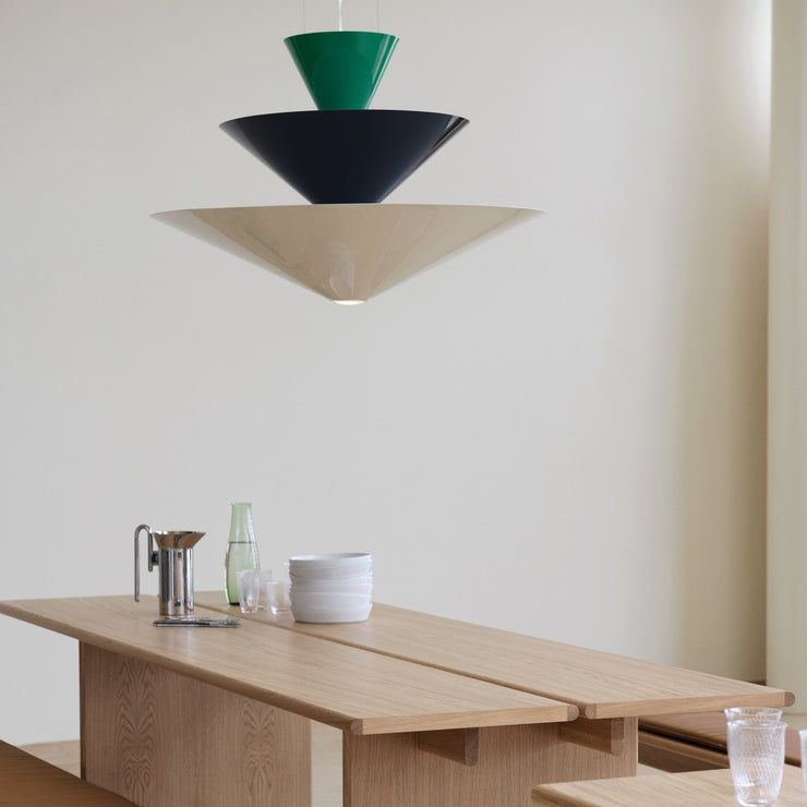Taklampe Gio LN15 fra &tradition i fargen Signal Green, Deep Blue & Ecru White (grønn, blå og kremfarget). 