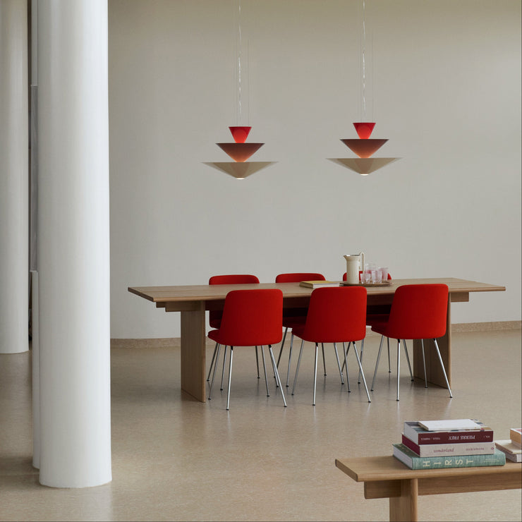Vi liker godt kontrasten mellom de levende fargekombinasjonene og det minimalistiske designet — det blir rett og slett som et smykke i rommet! Taklampe Gio LN14 og LN15 fra &tradition.