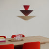 Taklampene Gio LN14 og LN15 fra &tradition er designet av italienske Luca Nichetto og er en hyllest til arkitekten Gio Ponti sine ikoniske Murano-lysekroner i glass. Her i fargen Vermilion Red, Dark Burgundy & Ecru White (rød, burgunder og kremfarget).