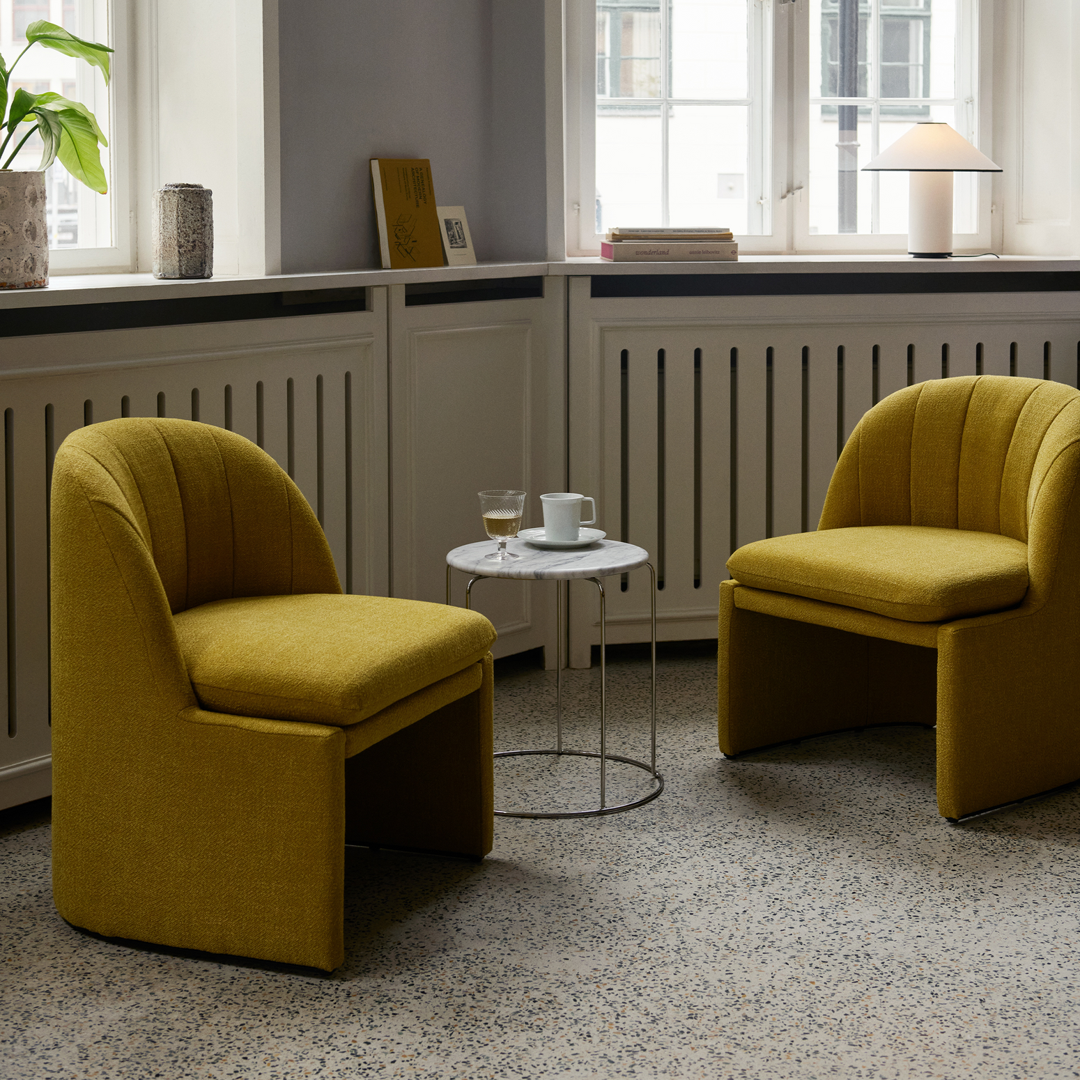 Lenestol Loafer SC107 Club Chair i fargen sennepsgul (Ecriture 0470) fra &tradition.