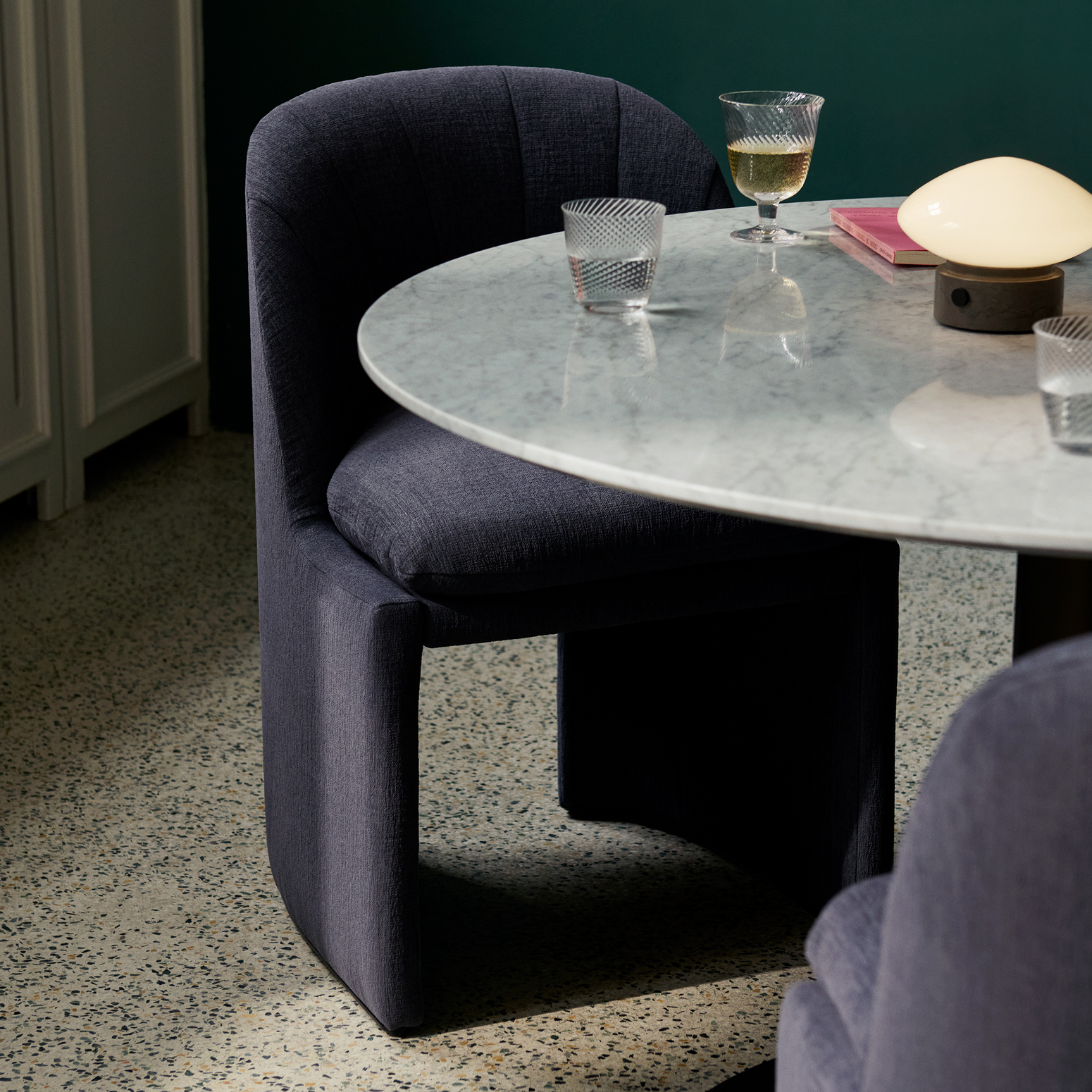 Spisestol Loafer SC106 Side Chair i fargen mørkeblå (Gentle 0193) fra &tradition.