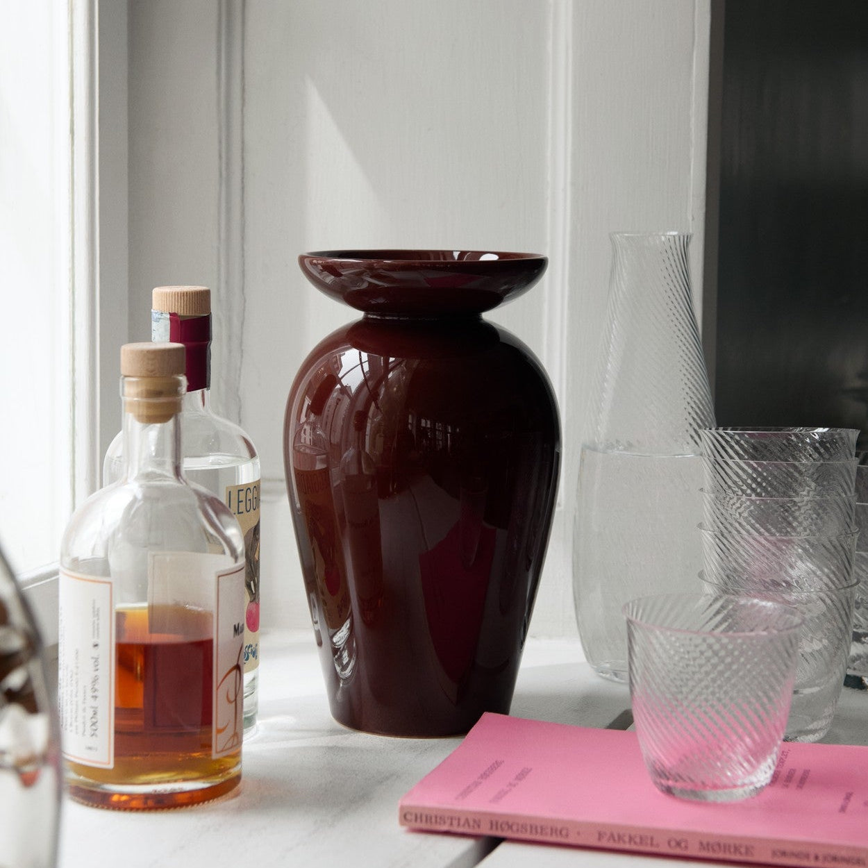 Vase Momento JH47 i en nydelig blank rødbrun farge fra &tradition