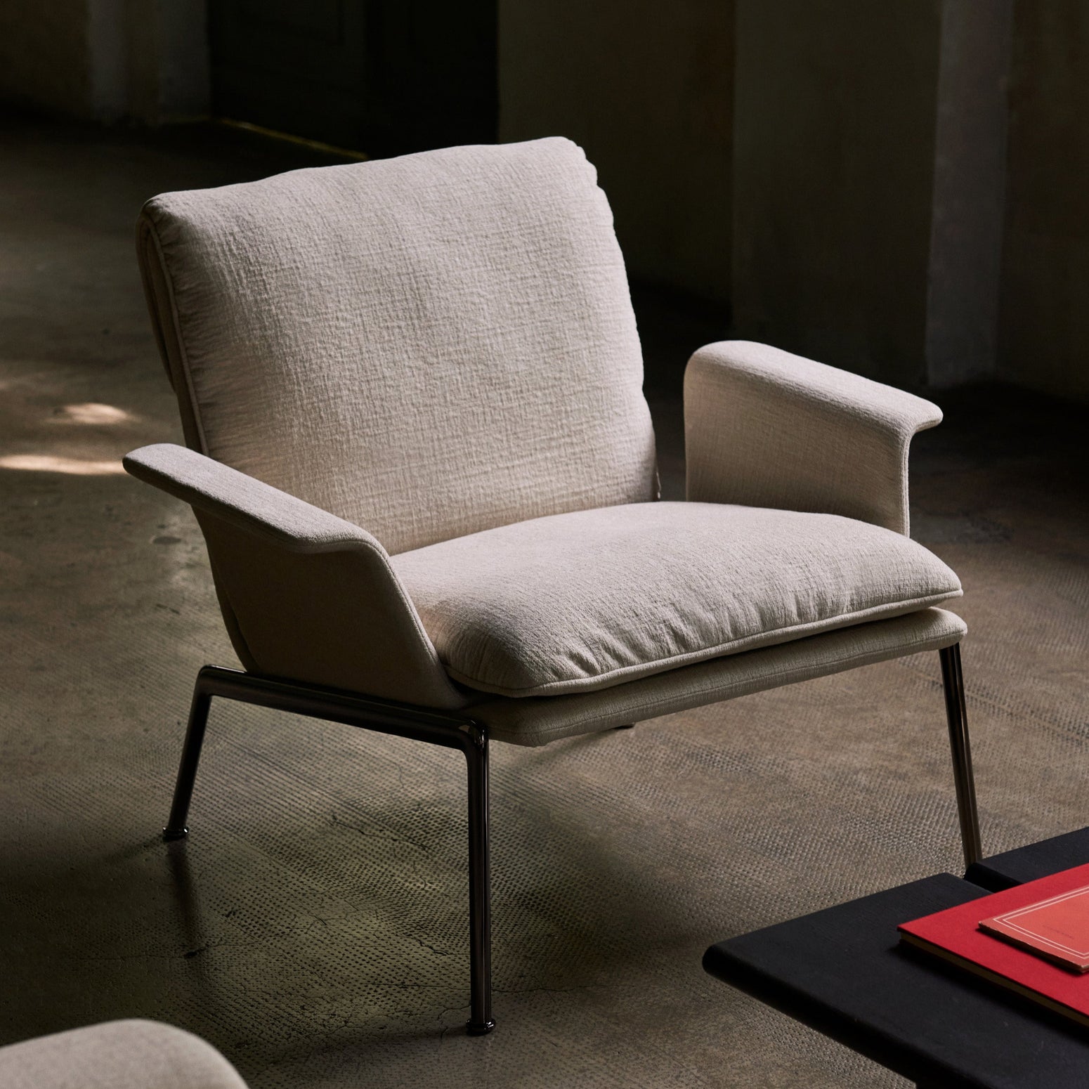 Lenestol Muno LN19 fra &tradition med ben i krom/ Dark Chrome.