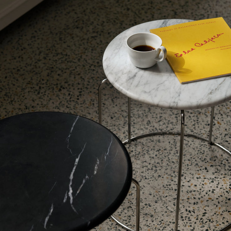 Velg mellom bordplate i hvit eller svart marmor