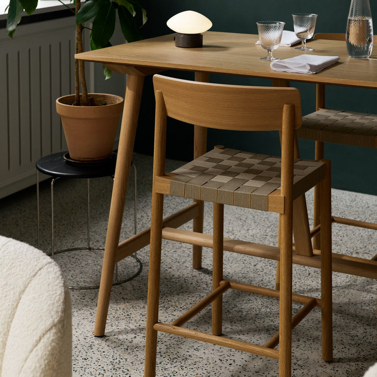 Barstolene Betty TK12 og TK13 fra &Tradition er en serie vakre og klassiske barstoler i tre, der du kan velge mellom ulike varianter på setet. Betty kommer også i tre ulike finisher på treverket.