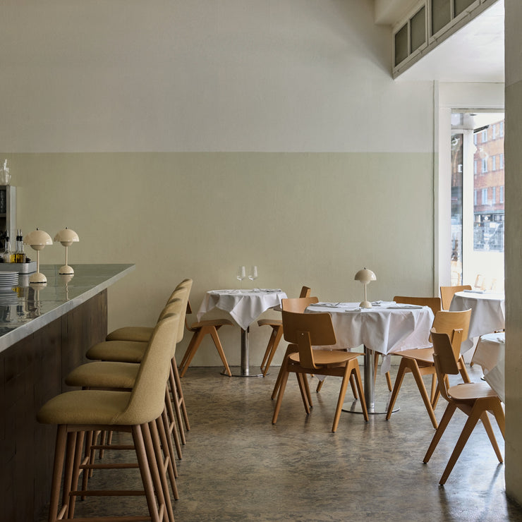 Barstolen Rely HW130 fra &tradition kommer også i to benvarianter, velg mellom heltre eik eller heltre valnøtt.