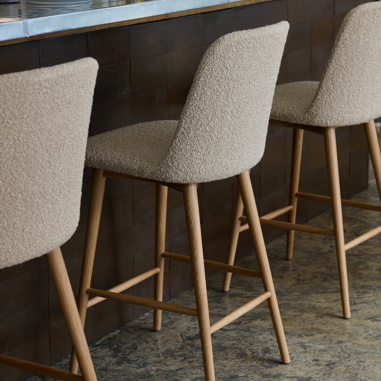 Barstolen Rely HW130 med høy rygg fra &tradition, designet av Hee Welling, er stilren og elegant på en gang. Supergod å sitte i er den også! 