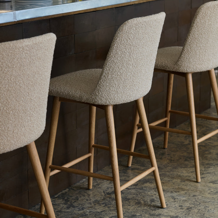 Barstolen Rely HW130 med høy rygg fra &tradition, designet av Hee Welling, er stilren og elegant på en gang. Supergod å sitte i er den også! 