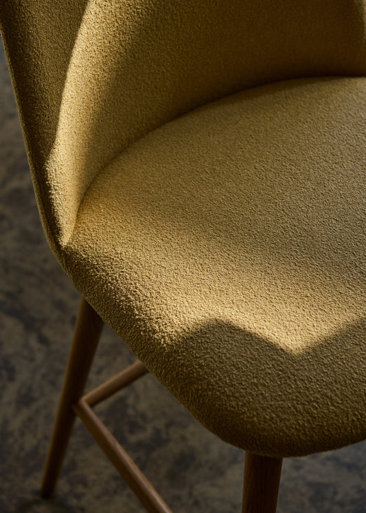 Rely har myke former, og tilfører varme til kjøkkenet. Den kan polstres i en rekke tekstiler og farger, slik at den kan passe perfekt inn hjemme hos deg!