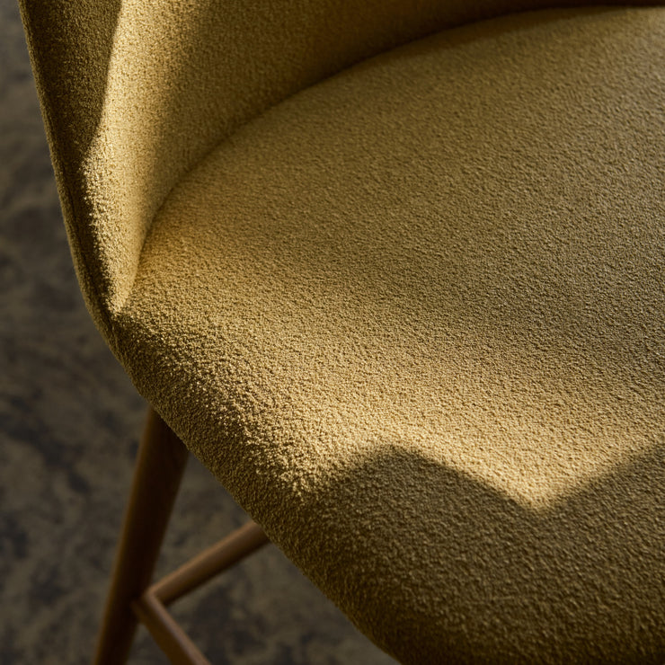 Rely har myke former, og tilfører varme til kjøkkenet. Den kan polstres i en rekke tekstiler og farger, slik at den kan passe perfekt inn hjemme hos deg!