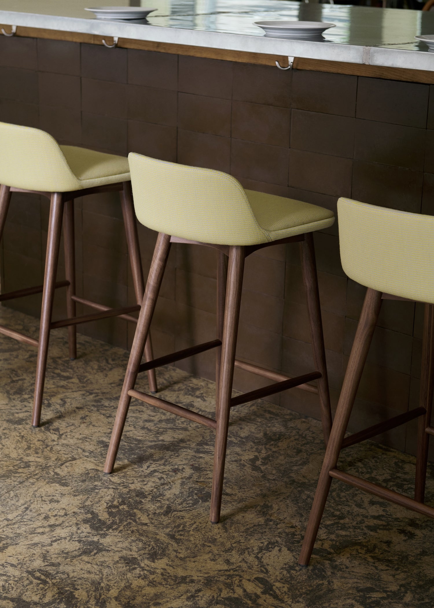 Barstolen Rely HW120 med lav rygg fra &tradition, designet av Hee Welling, er stilren og elegant på en gang. Supergod å sitte i er den også! 