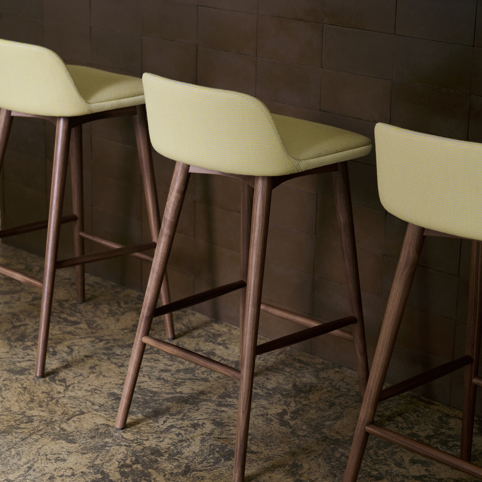 Barstolen Rely HW120 med lav rygg fra &tradition, designet av Hee Welling, er stilren og elegant på en gang. Supergod å sitte i er den også! 