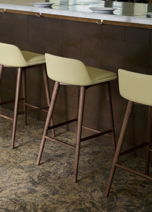 Barstolen Rely HW120 med lav rygg fra &tradition, designet av Hee Welling, er stilren og elegant på en gang. Supergod å sitte i er den også! 