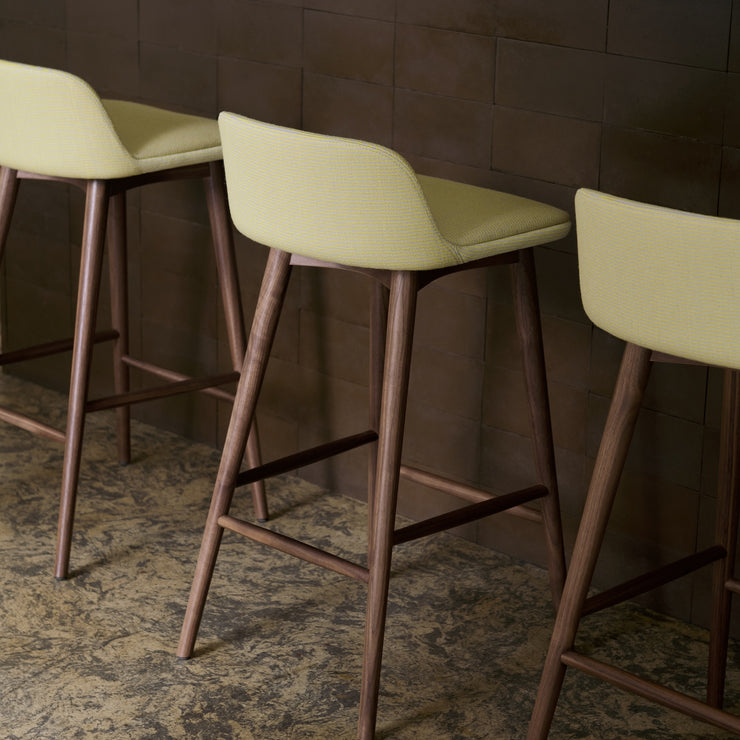 Barstolen Rely HW120 med lav rygg fra &tradition, designet av Hee Welling, er stilren og elegant på en gang. Supergod å sitte i er den også! 