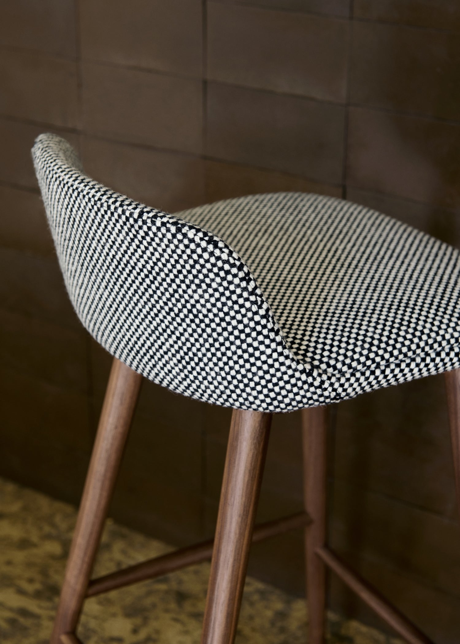 Rely har myke former, og tilfører varme til kjøkkenet. Den kan polstres i en rekke tekstiler og farger, slik at den kan passe perfekt inn hjemme hos deg!