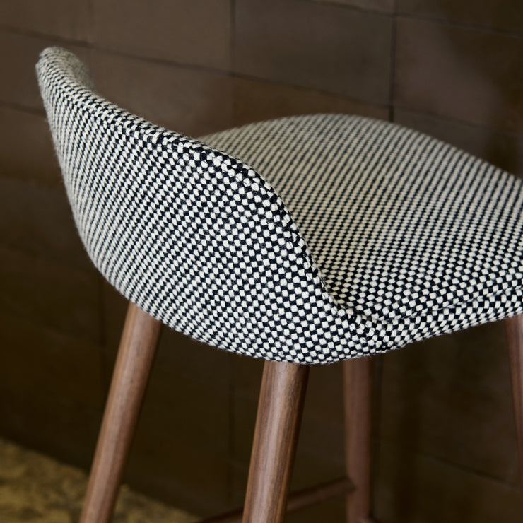 Rely har myke former, og tilfører varme til kjøkkenet. Den kan polstres i en rekke tekstiler og farger, slik at den kan passe perfekt inn hjemme hos deg!