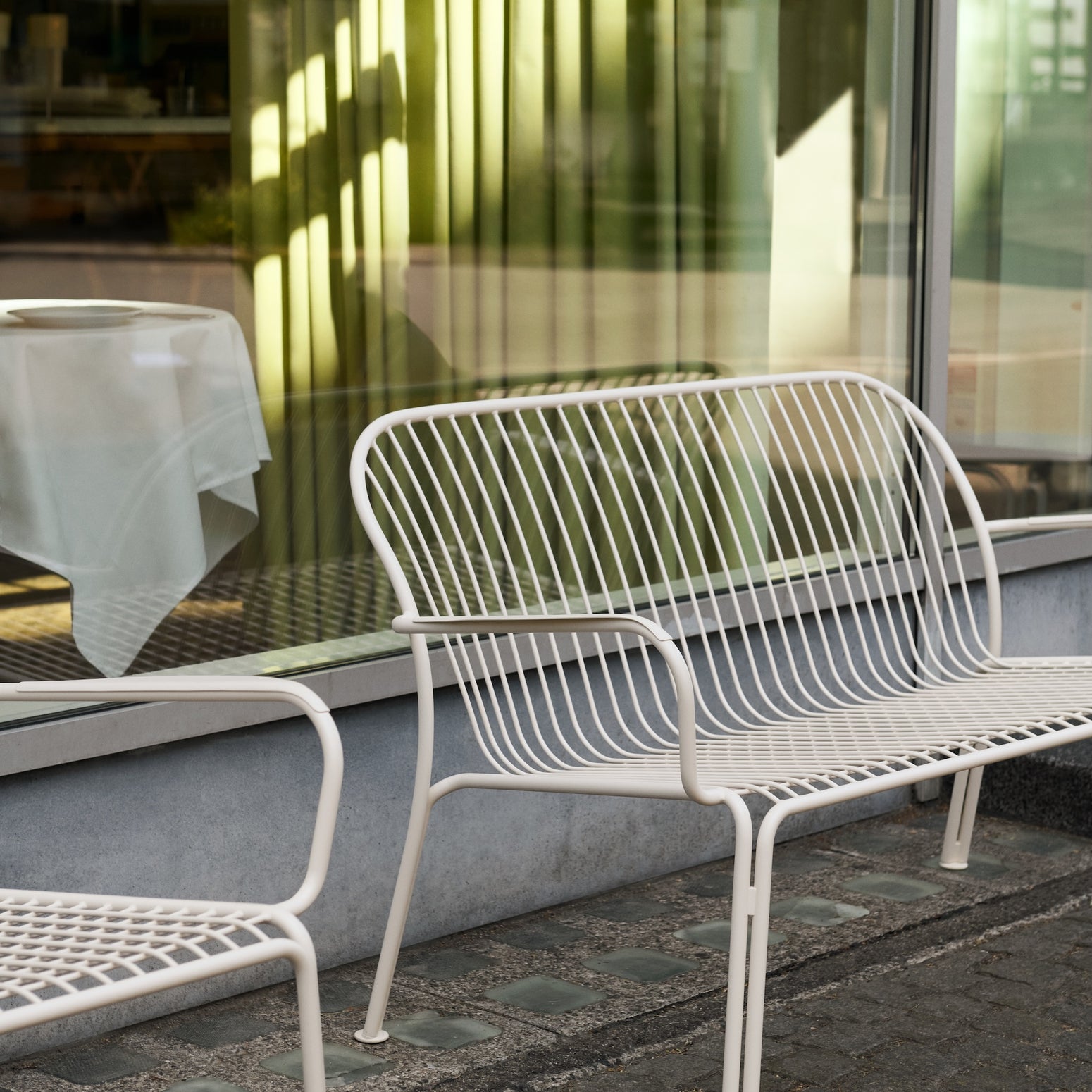 Hvit loungesofa Thorvald SC110 fra &tradition