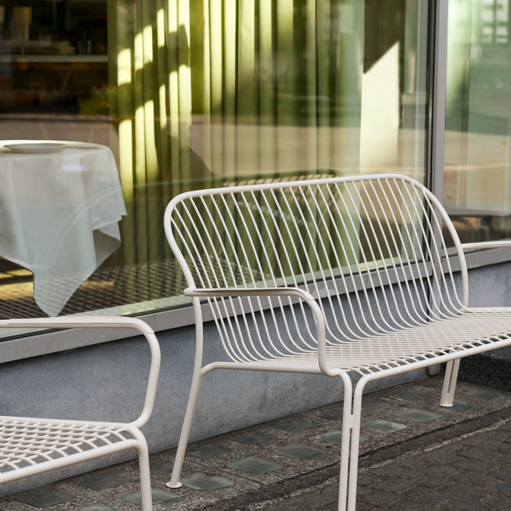 Hvit loungesofa til uteplassen, Thorvald SC110 fra &tradition