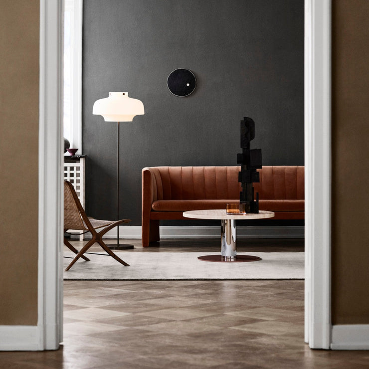 Vi elsker designet på Loafer-sofaen. Den er komfortabel og elegant, og formen gjør at du føler deg trygg og beskyttet. Den kommer i ulike tekstiler, så ta kontakt med kundeservice@oslodeco.no hvis du ønsker deg et annet tekstil.