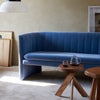 Sofaen Loafer SC26 fra &tradition så dagens lys da Space Copenhagen fikk i oppgave å pusse opp det legendariske SAS Royal Hotel i København. Sofaen er moderne og tidløs samtidig som den sender et nikk til eldre design. 