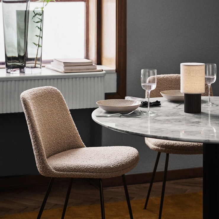 Rely er en elegant og komfortabel spisestol.