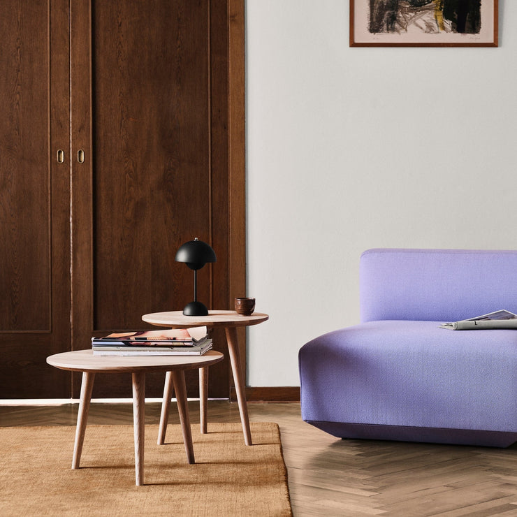 Det runde sidebordet In Between SK13 fra &Tradition i eik er del av en større serie designet av Sami Kallio. Inspirert av håndverkstradisjon og en forkjærlighet for treverk og den skandinaviske designarven er dette et vakkert lite sidebord i eik, med avrundet kant og vinklede ben, som du fint kan ha stående alene eller som del av en større komposisjon med sofabordene i samme serie. 