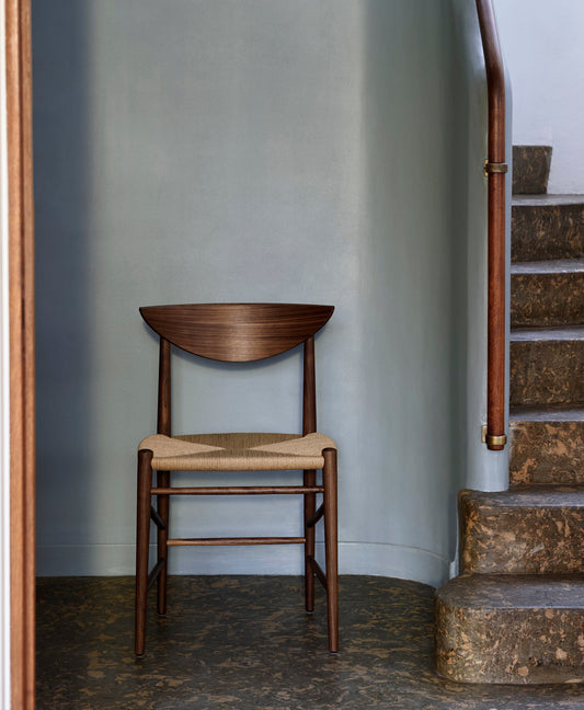 Drawn-stolen HM3 av Hvidt & Mølgaard fra 1956 skiller seg ut som en dansk klassiker. Den er bygget med tradisjonelt håndtverk og av naturlige materialer, og har vibber av sunn ærlighet. 