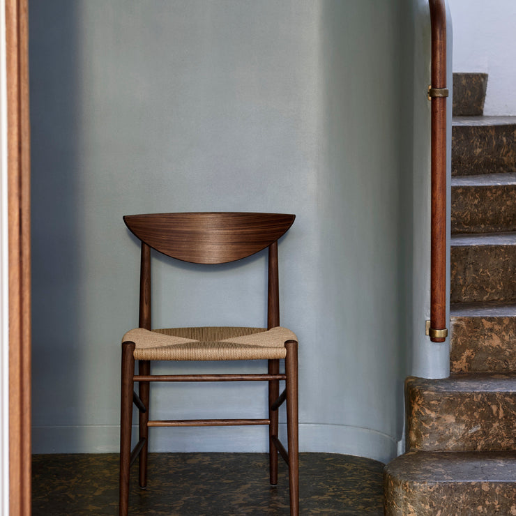 Drawn-stolen HM3 av Hvidt & Mølgaard fra 1956 skiller seg ut som en dansk klassiker. Den er bygget med tradisjonelt håndtverk og av naturlige materialer, og har vibber av sunn ærlighet. 