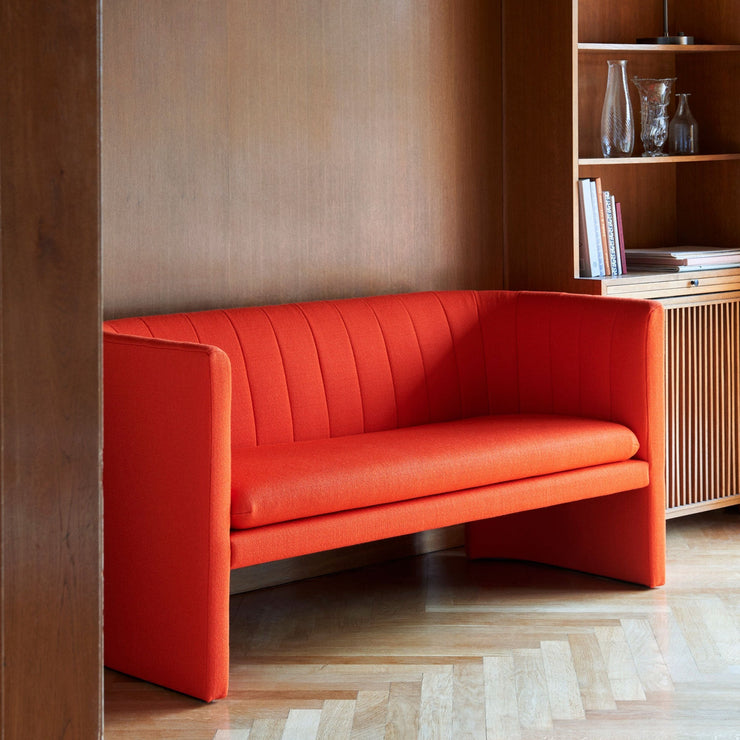 Vi elsker designet på Loafer-sofaen. Den er komfortabel og elegant, og formen gjør at du føler deg trygg og beskyttet. Den kommer i ulike tekstiler, så ta kontakt med kundeservice@oslodeco.no hvis du ønsker deg et annet tekstil.