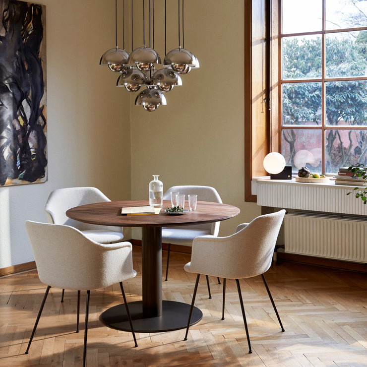Spisestolen Rely fra &tradition, designet av Hee Welling, er stilren og elegant på en gang. Supergod å sitte i er den også! Rely har myke former, og tilfører varme til spiseplassen.