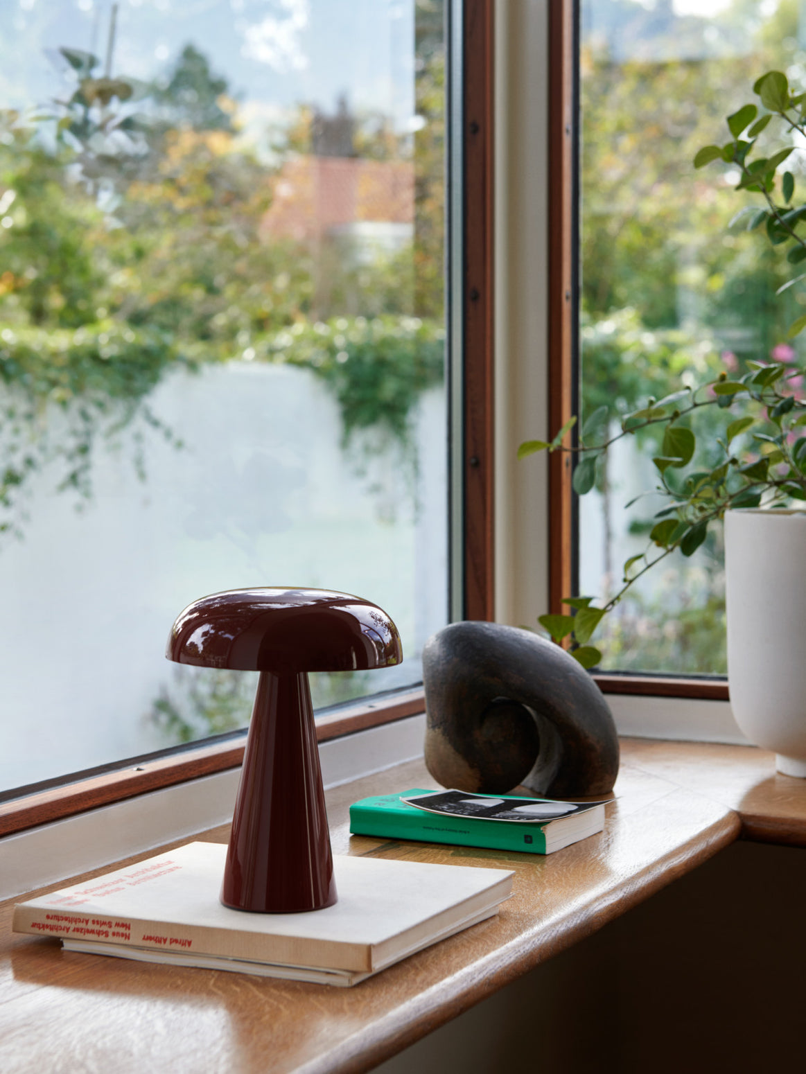 Denne raffinerte og bærbare bordlampen kan både lades og dimmes, og dermed bli en fin følgesvenn som lyser opp der det trengs. Como finnes i flere materialer og farger. Her i den deilige dyprøde fargen Red Brown. 