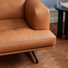 Sofaen Inland fra &tradition innbyr til å slenge seg ned og finne seg godt til rette og vil kunne passe inn i flere typer hjem og interiørstiler. 