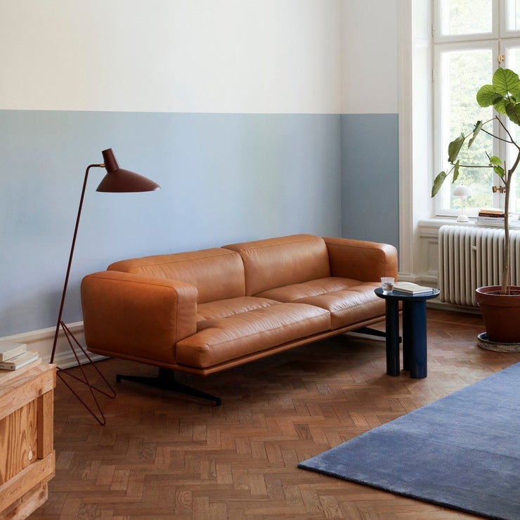 Serien består av en 2-seter og 3-seter, en sofa med sjeselong og en hjørnesofa, samt en lenestol og en puff. Inland kan bestilles i en rekke ulike tekstiler – fra naturlig lin og varm ull til klassisk skinn. Velg mellom brunsvarte pulverlakkerte eller forkrommede ben.