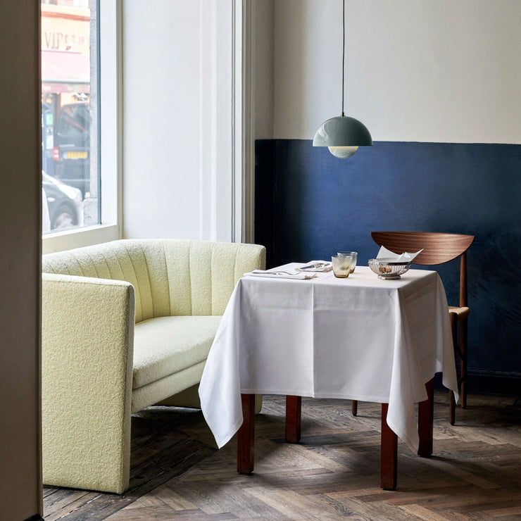 Sofaen Loafer SC25 fra &tradition så dagens lys da Space Copenhagen fikk i oppgave å pusse opp det legendariske SAS Royal Hotel i København. Sofaen er moderne og tidløs samtidig som den sender et nikk til eldre design.